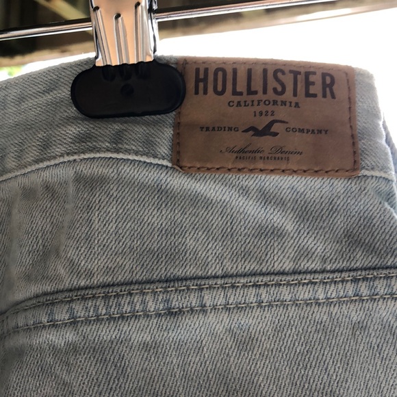 Hollister Light Wash Boyfriend Jeans - Picture 4 of 5
